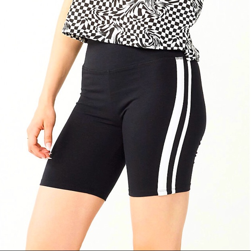🌻 Black and White Striped SO Biker Shorts 🌻